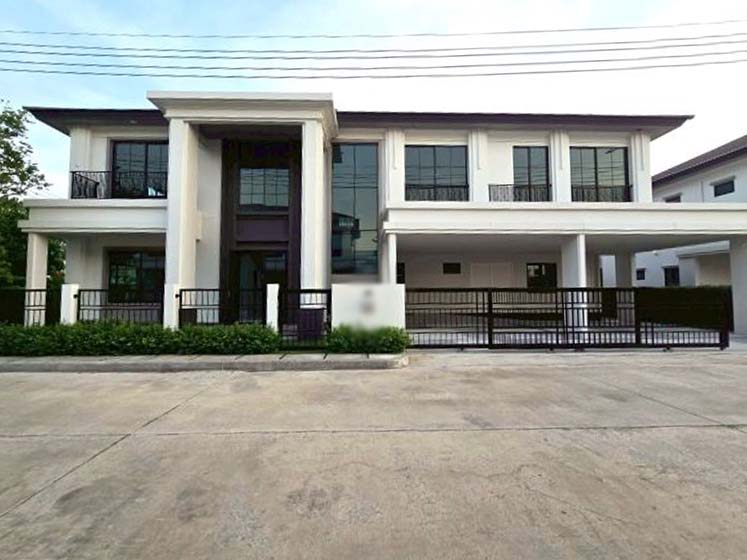 House with Shared Pool in Bangnatrad